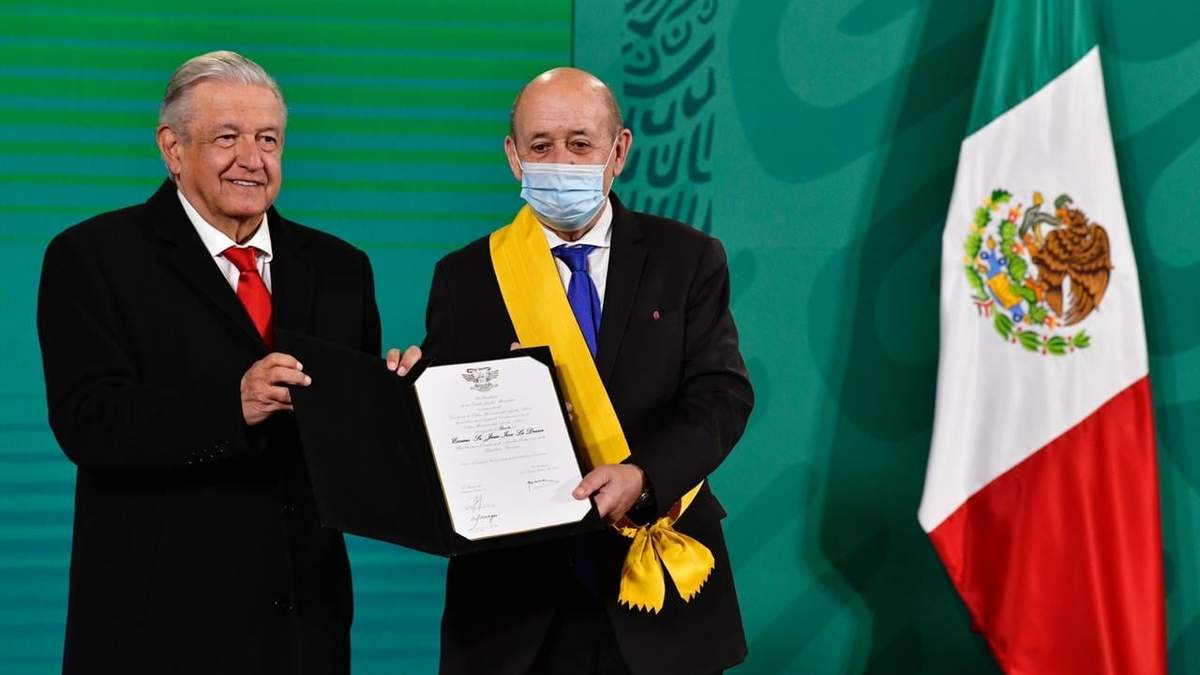 El canciller francés fue condecorado con el Águila Azteca