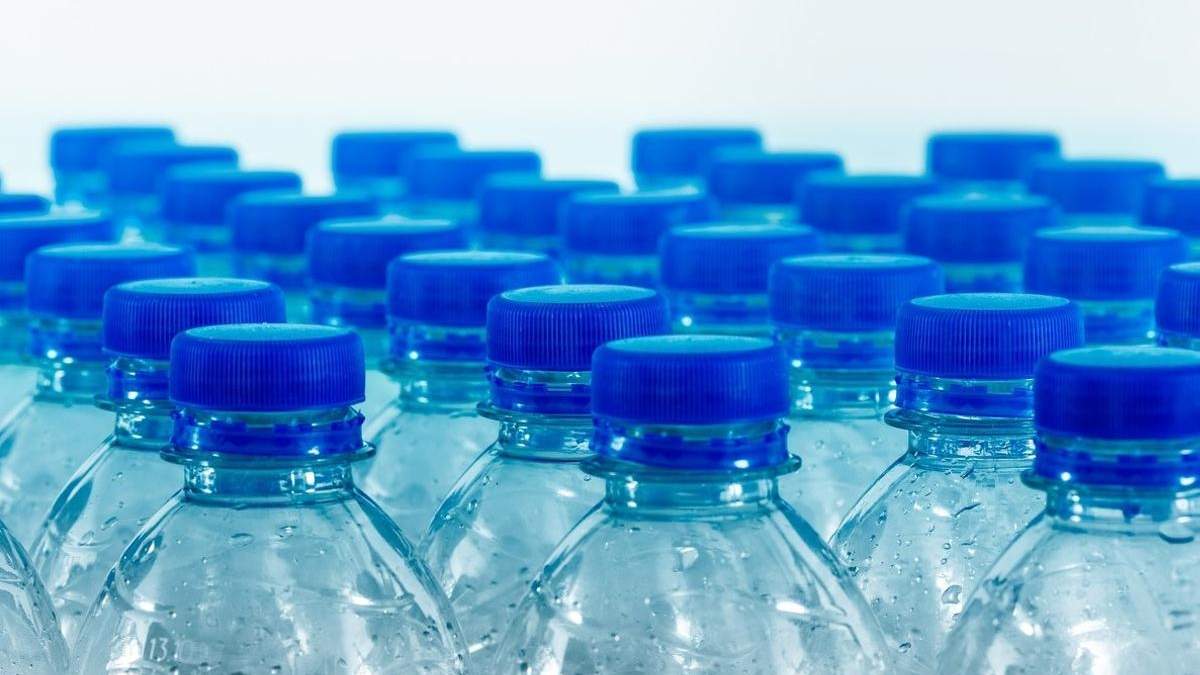Botellas plásticas. Fuente: (X)