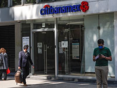 ¿Es “negativa” para México la venta de Banamex? Analistas lo explican