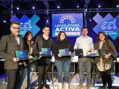 Expo Vocacional: Koopmann entregó equipamiento tecnológico para la UNCo