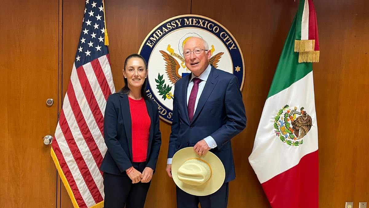 Reunión en la sede diplomática