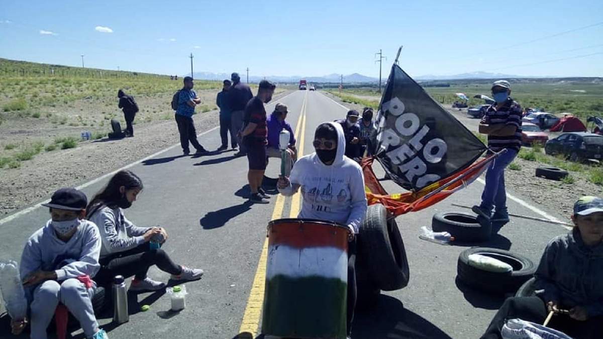 Integrantes del Polo Obrero cortando Ruta Nacional 22. Fuente: (Twitter)
