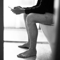 Cuidado: esto puede ocurrirte si usas el celular en el baño