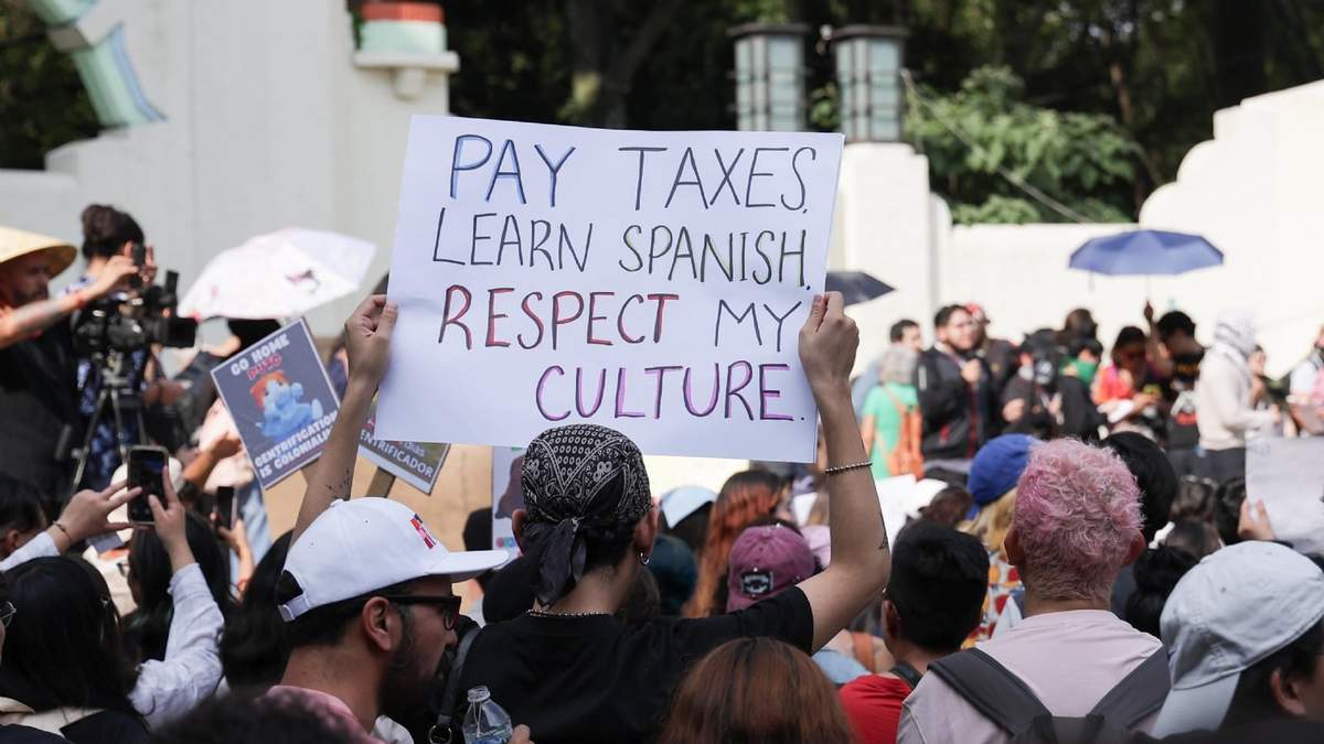 Colectivos ciudadanos y residentes buscan visibilizar el impacto de la gentrificación en la vida de los habitantes de la Ciudad de México, exigiendo regulación y el derecho a la ciudad.