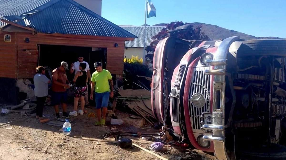 El antiguo colectivo era ocupado por dos hombres, oriundos de Buenos Aires, dedicados a la venta ambulante. Fuente (X)