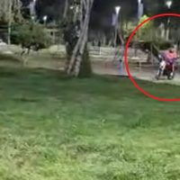 ¿Jugar a la pelota o esquivar motos? El problema que crece en la plaza del Unimev