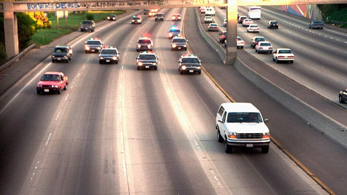 En esta fotografía de archivo del 17 de junio de 1994, una camioneta Ford Bronco blanca, conducida por Al Cowlings con O.J. Simpson como pasajero, es seguida por patrullas en una autopista de Los Ángeles