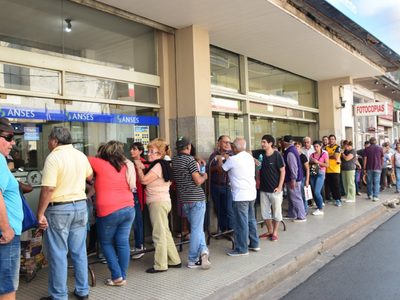 ¡Desbordó todo! Amontonamientos e interminables filas de gente en las puertas de los bancos
