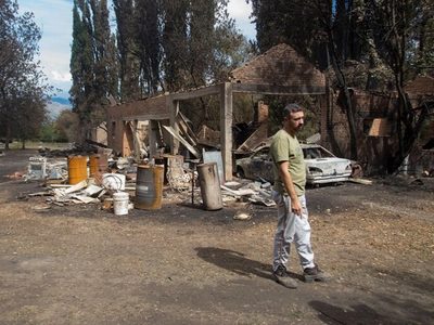 Insólito: en Las Golondrinas roban chapas de las casas quemadas