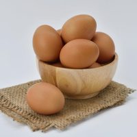 Decoré un recipiente con pedacitos de cáscaras de huevo: proyecto fácil, rápido y original