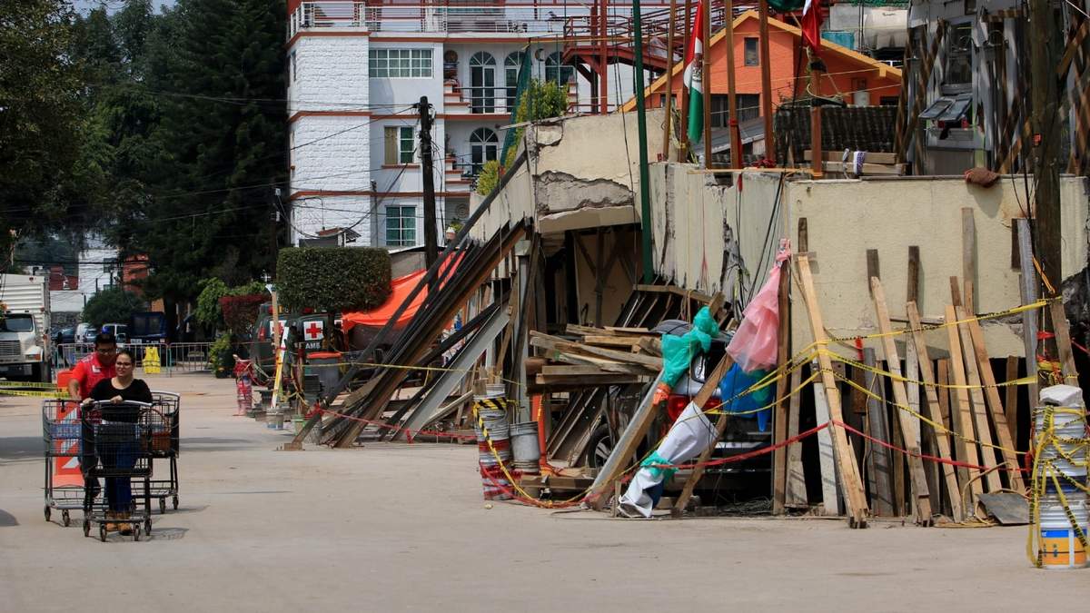 Aspectos de los trabajos de remoción de escombro en el colegio Rébsamen.