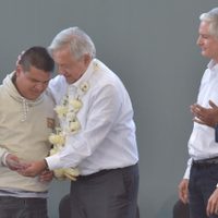 Rechiflas y gritos a Del Mazo en la gira de López Obrador en el Edomex (Video)
