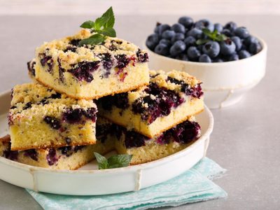 Cuadraditos de avena y arándanos: sin harina, sin azúcar y súper fáciles de hacer, la receta que es un 10 para la merienda