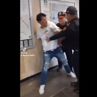 Policía de la CDMX golpea a un hombre esposado en el Metro Guerrero (Video)