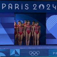 Equipo mexicano de natación artística debuta en París 2024 al ritmo de Queen (Video)