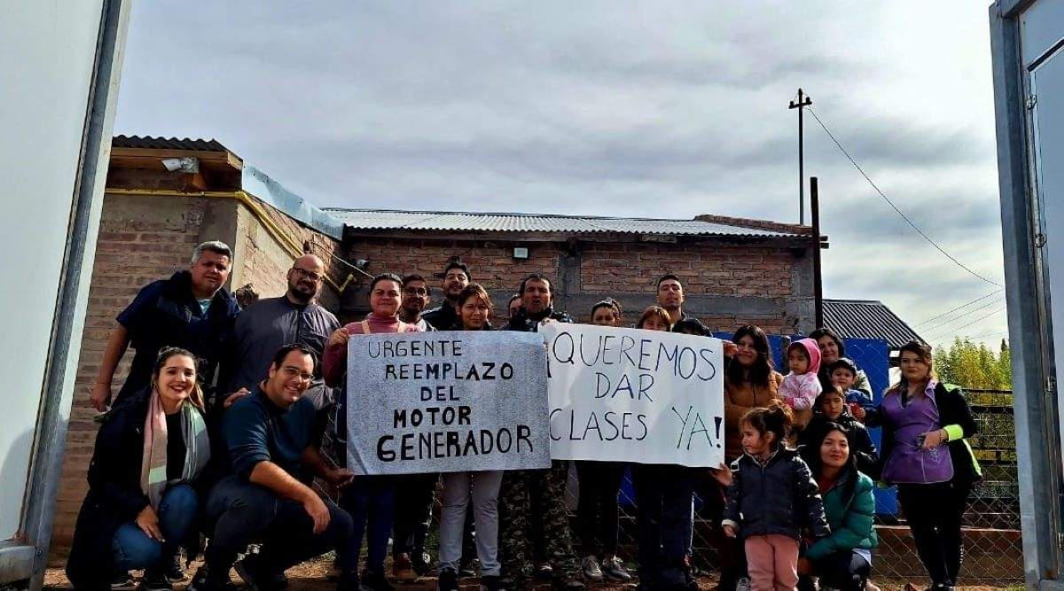 Comunidad educativa de la escuela albergue 271 de Octavio Pico. Fuente: (Facebook).