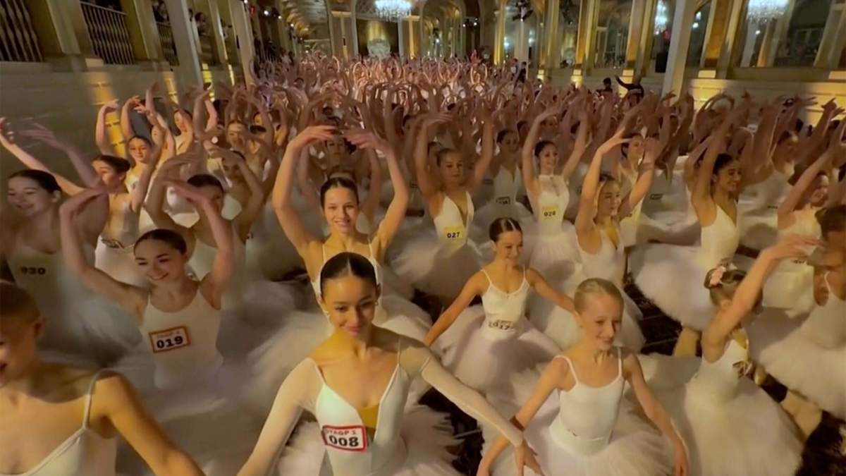 Cientos de jóvenes bailarinas durante su actuación en el Hotel Plaza