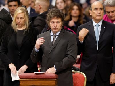 Ordenan frenar los audios de Karina Milei