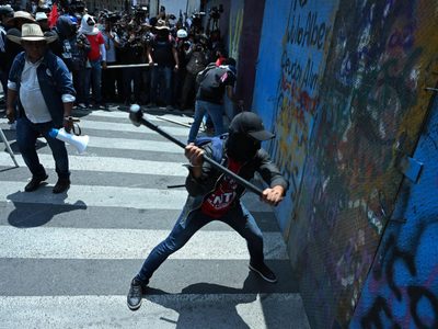 Repelen a la CNTE cuando intentaba entrar por la fuerza al Zócalo; tres heridos (Videos)