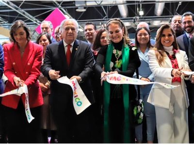 Desairan reyes de España stand de México en la Feria de Turismo de Madrid