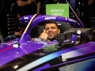 La inesperada advertencia del ingeniero de pista del Kun Agüero en su debut como piloto