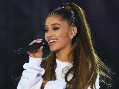 ¡No lo supera! Ariana Grande sigue ostentando con fotos del backstage de "Rain on Me". ¡Orgullosa!