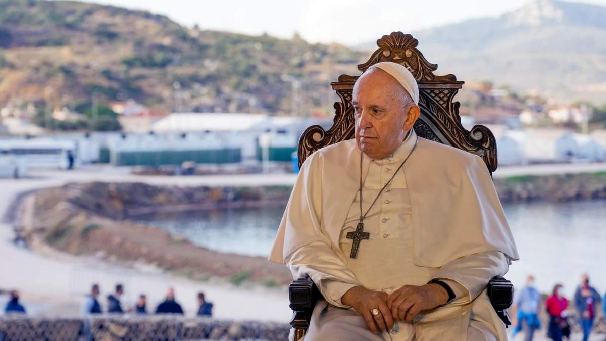 El papa Francisco, asiste a una ceremonia en el campo de refugiados de Karatepe, en la isla de Lesbos, en el mar Egeo, Grecia, el 5 de diciembre de 2021