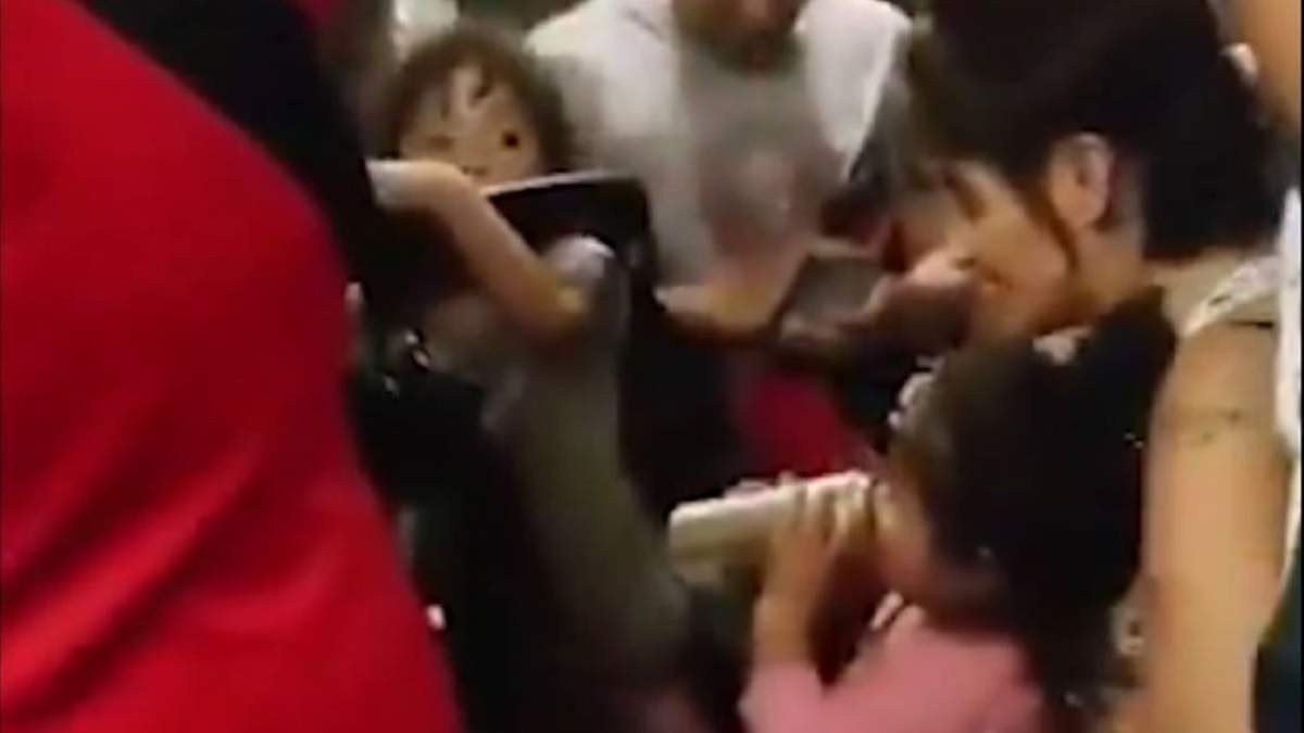 Le dio cerveza a su bebé en un tren y Capital Humano la denunció