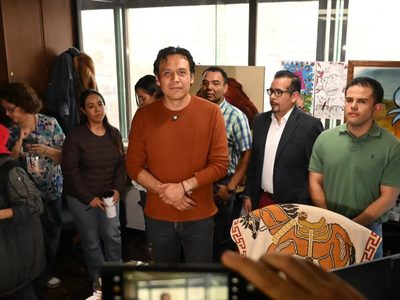 Marx Arriaga se mantiene atrincherado en su oficina de la SEP y lo transmite en vivo
