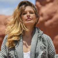 Lo queremos: Isabel Macedo elige un suéter que no pasa desapercibido por este precioso detalle