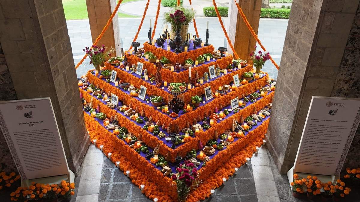 Ofrenda de Día de Muertos en Palacio Nacional, que celebra la vida y aportaciones de las mujeres en la historia de México