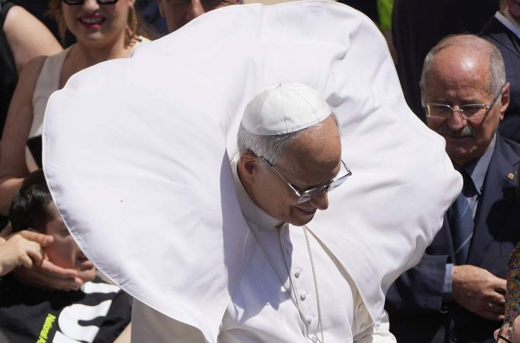 Una ráfaga de viento agita la ropa del papa León XIV al final de la plegaria del Angelus, en la plaza ante el Palacio Apostólico en Castel Gandolfo, Italia, el domingo 20 de julio de 2025
