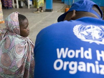 Dejar sin vacunas a países pobres causará una crisis económica, advierte la OMS