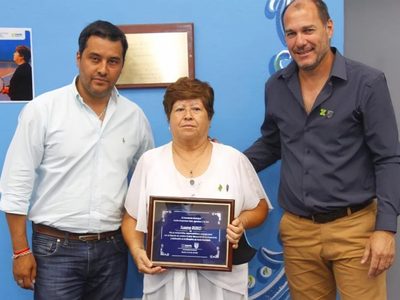 El emotivo homenaje que le dedicó Carlos Koopmann a una profesora de Zapala