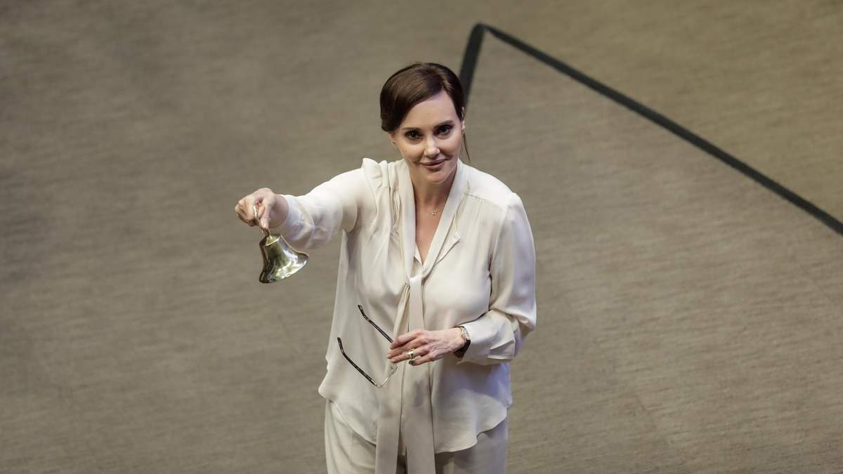 La senadora panista Lilly Téllez con su campana