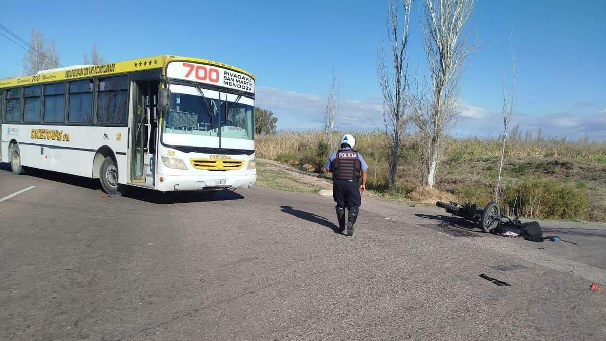 Un motociclista murió al chocar con un colectivo en Junín
