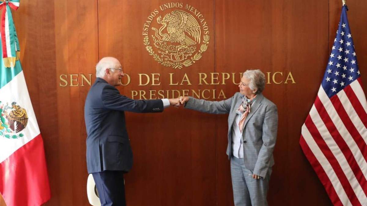 El embajador Ken Salazar con la presienta del Senado, Olga Sánchez Cordero