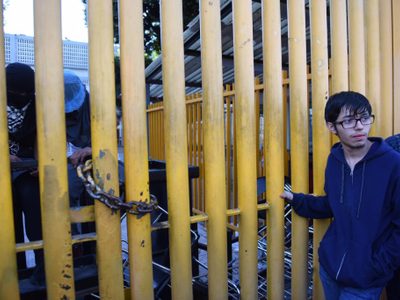 Estudiantes y padres chocan con paristas de la Prepa 9