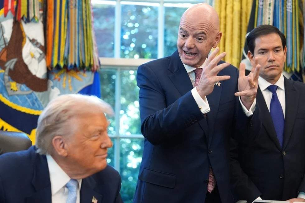 El presidente Donald Trump y el secretario de Estado Marco Rubio escuchan al presidente de la FIFA, Gianni Infantino, durante una reunión con el grupo de trabajo de la Casa Blanca sobre la Copa Mundial de la FIFA 2026 en el Despacho Oval de la Casa Blanca, el lunes 17 de noviembre de 2025, en Washington.