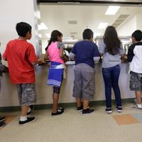 Niños traumatizados y sin agua limpia en centros de detención de Texas, dicen defensores