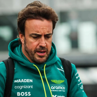 Atento Fernando Alonso: el buen augurio de una gloria de la F1 para Aston Martin
