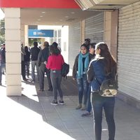 En Zapala, también largas filas en entidades bancarias