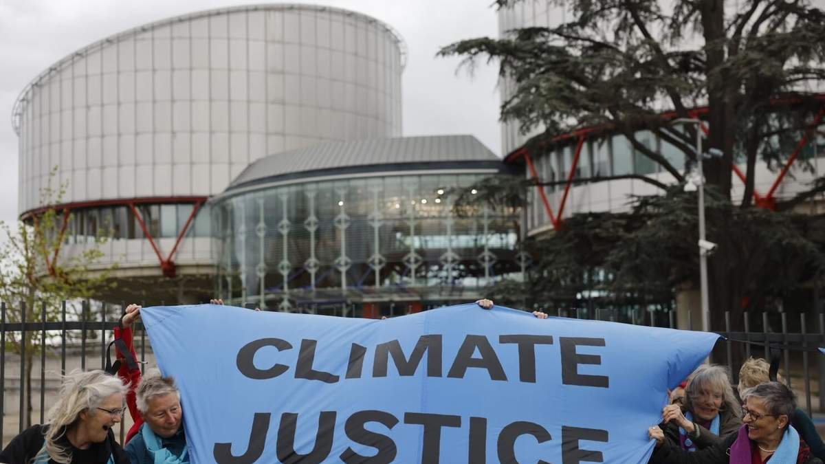 Gente manifestándose el martes ante la Corte Europea de Derechos Humanos el martes 9 de abril de 2024 en Estrasburgo, en el este de Francia. El máximo tribunal europeo de derechos humanos fallará el martes sobre varios casos pioneros que pretenden obligar a los países a cumplir sus obligaciones internacionales para reducir gases de efecto invernadero