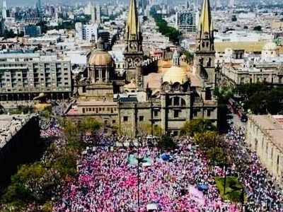Protesta en favor del INE en Guadalajara reúne a 30 mil personas