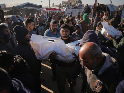 Ataques israelíes matan a 30 palestinos, mientras el alto al fuego en Gaza avanza lentamente