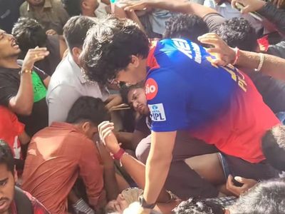 Estampida junto a un estadio de críquet deja al menos 10 muertos y decenas de heridos en la India