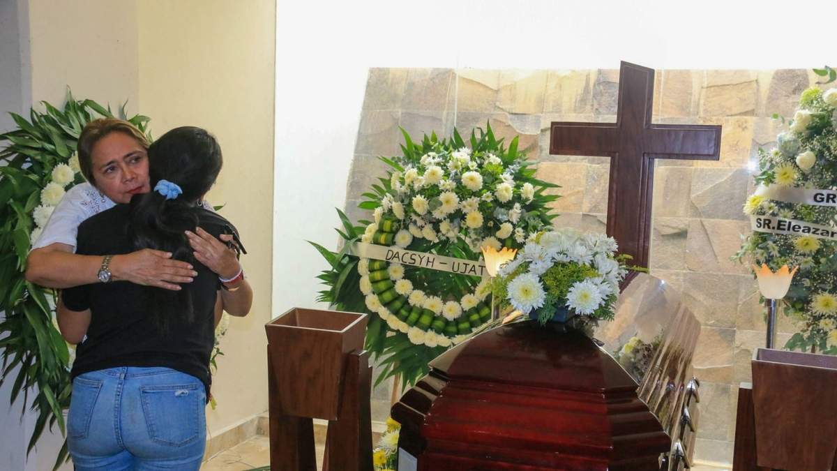 Familiares, académicos y periodistas velan los restos periodista Alejandro Gallegos León, desaparecido el viernes y hallado sin vida en sábado en Cárdenas, Tabasco