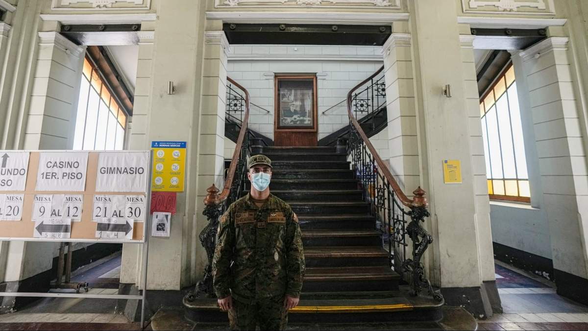 Un soldado resguarda una escuela que funcionará como centro de votación para la segunda vuelta de las elecciones presidenciales en Chile