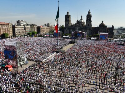 Clase masiva de box con Julio César Chávez en Zócalo de CDMX reúne a miles de personas (Video)