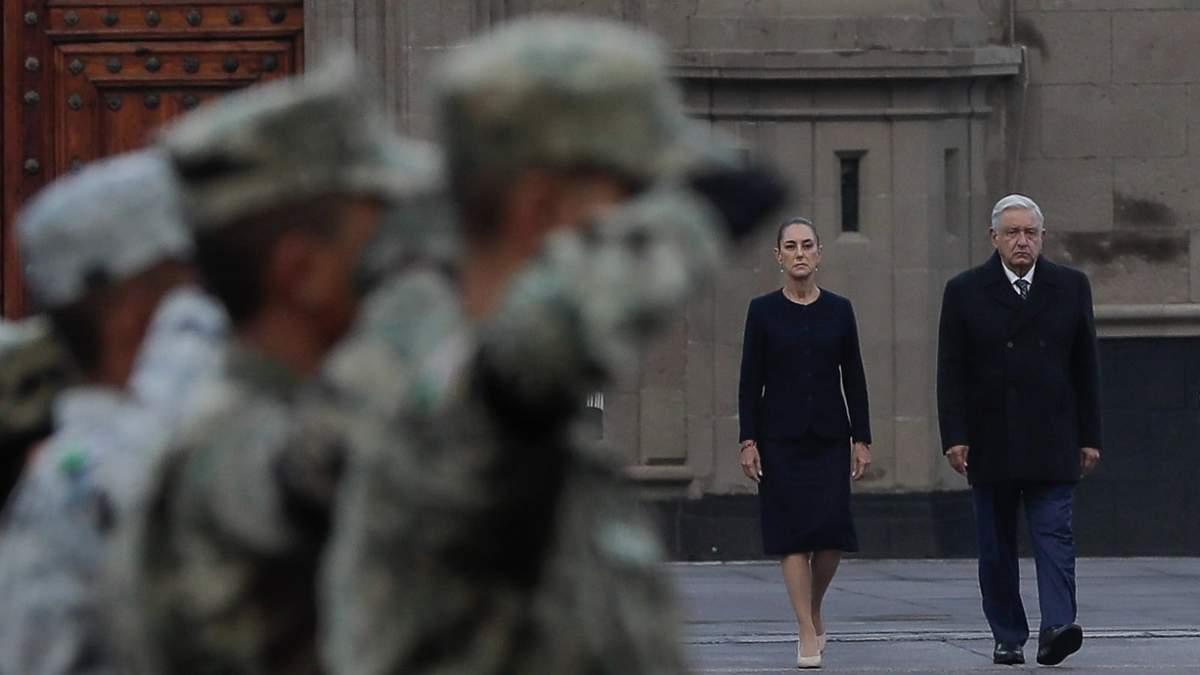 Sheinbaum y AMLO pasan frente a militares